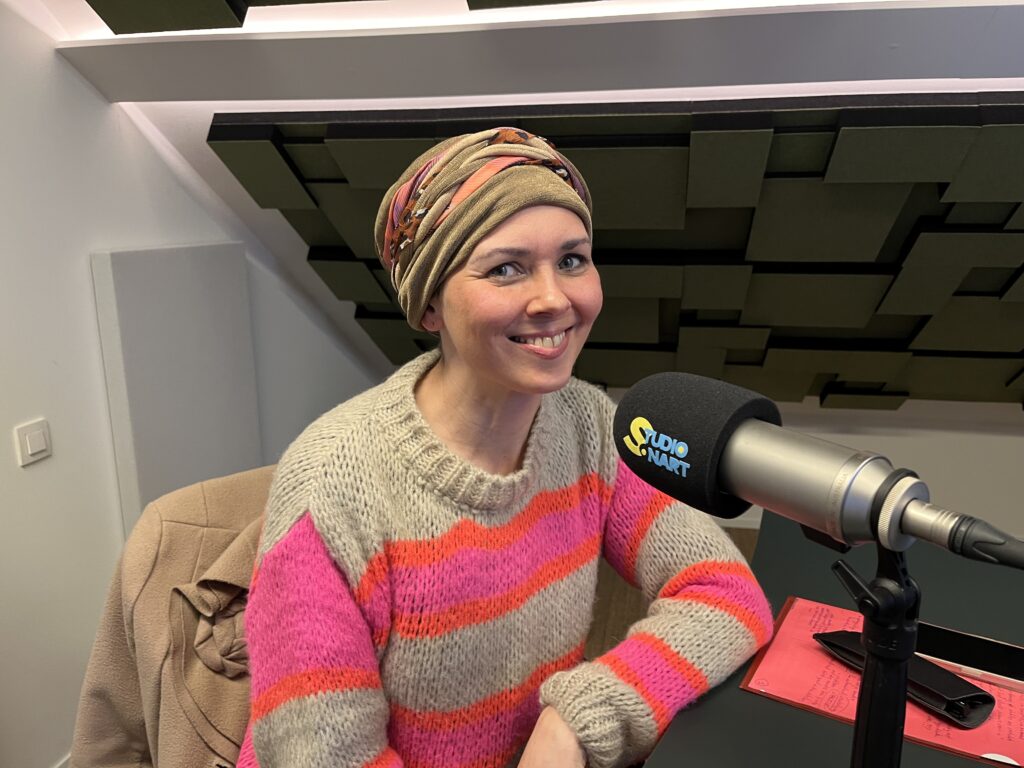 Ellen vertelt in de podcast ontboezemingen over haar traject tijdens borstkanker